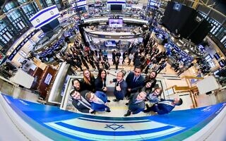 שר הכלכלה ניר ברקת נועל את הבורסה בניו יורק, 19 בספטמבר 2023 (צילום: מתוך עמוד הפייסבוק של ניר ברקת) שר הכלכלה ניר ברקת נועל את הבורסה בניו יורק, 19 בספטמבר 2023 (צילום: מתוך עמוד הפייסבוק של ניר ברקת)