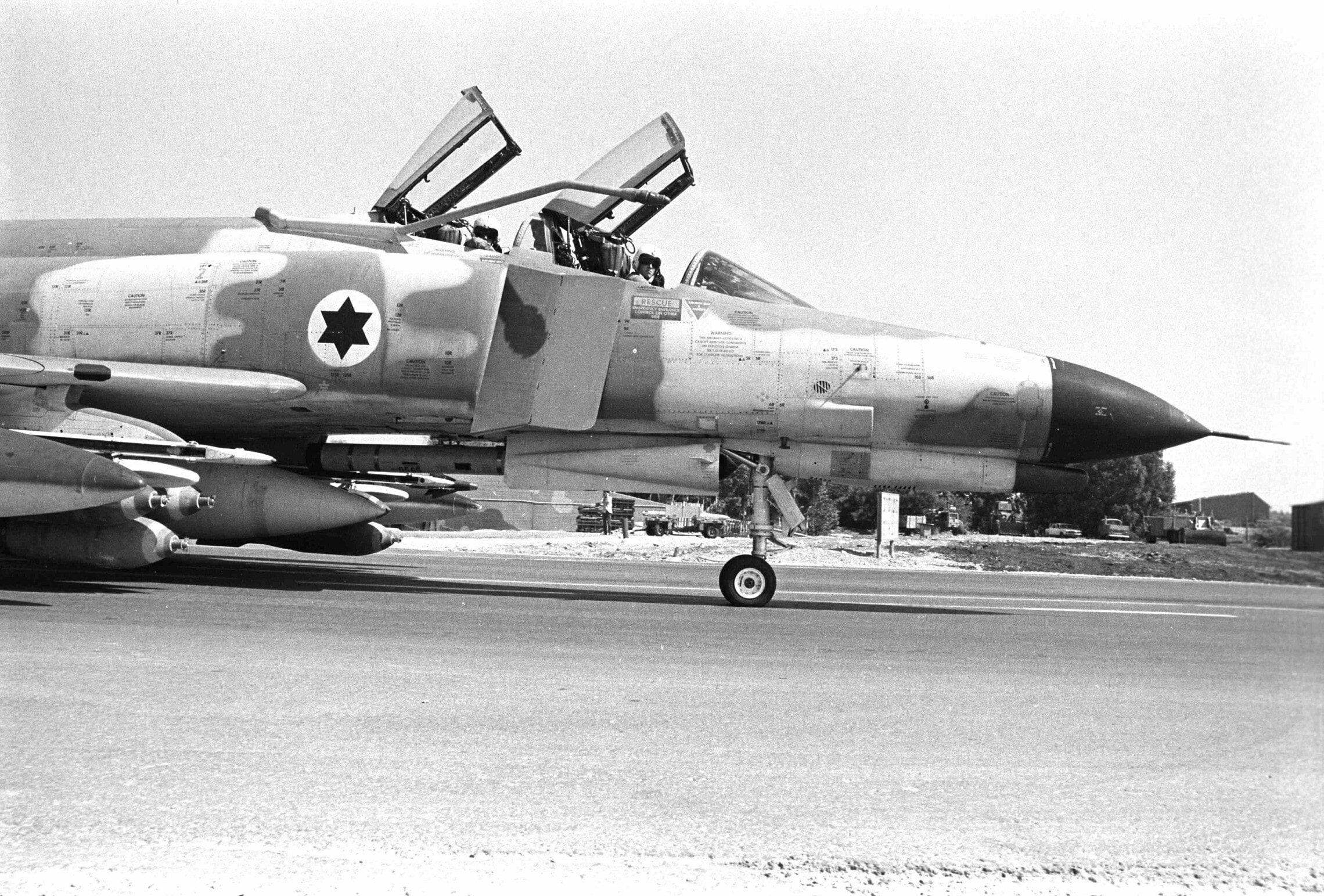מטוס קרב מדגם &quot;פנטום&quot; חמוש לתקיפת מטרות קרקע בפצצות ש&quot;כ (שימוש כללי) בבסיס חיל האוויר בגולן, 6 באוקטובר 1973 (צילום: מיכאל אסטל, &quot;במחנה&quot;)