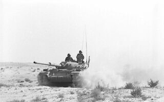 טנק טירן 4 T54/55 שהוסב לשירות בצה"ל עם תותח 105 מ"מ השייך לחטיבה 274 בפיקוד אל"מ יואל גונן, באזור רכס "חמוטל" בדרום בזמן מלחמת יום הכיפורים, 20 באוקטובר 1973 (צילום: אבי שמחוני, "במחנה") טנק טירן 4 T54/55 שהוסב לשירות בצה"ל עם תותח 105 מ"מ השייך לחטיבה 274 בפיקוד אל"מ יואל גונן, באזור רכס "חמוטל" בדרום בזמן מלחמת יום הכיפורים, 20 באוקטובר 1973 (צילום: אבי שמחוני, "במחנה")