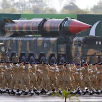 טיל שאהין 3 בעל ראש נפץ גרעיני מתוצרת פקיסטן, מוצג בתהלוכה צבאית בפקיסטן, 23 במרץ 2016 (צילום: AAMIR QURESHI / AFP)