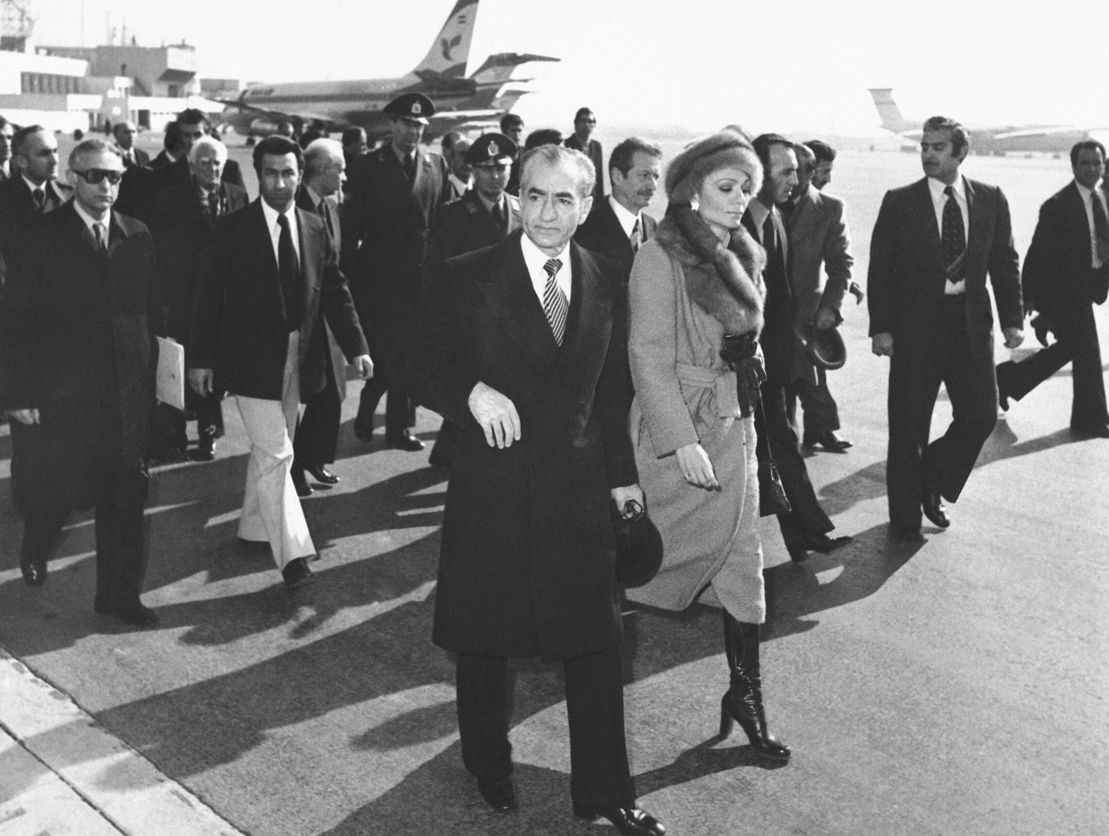 השאה מוחמד רזא פהלווי ורעייתו פארה עוזבים את איראן ב-16 בינואר 1979 (צילום: AP Photo)