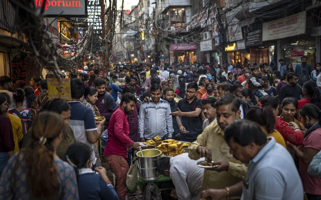 אנשים אוכלים בשוק בניו דלהי, הודו, 12 בנובמבר 2022 (צילום: AP Photo/Altaf Qadri)