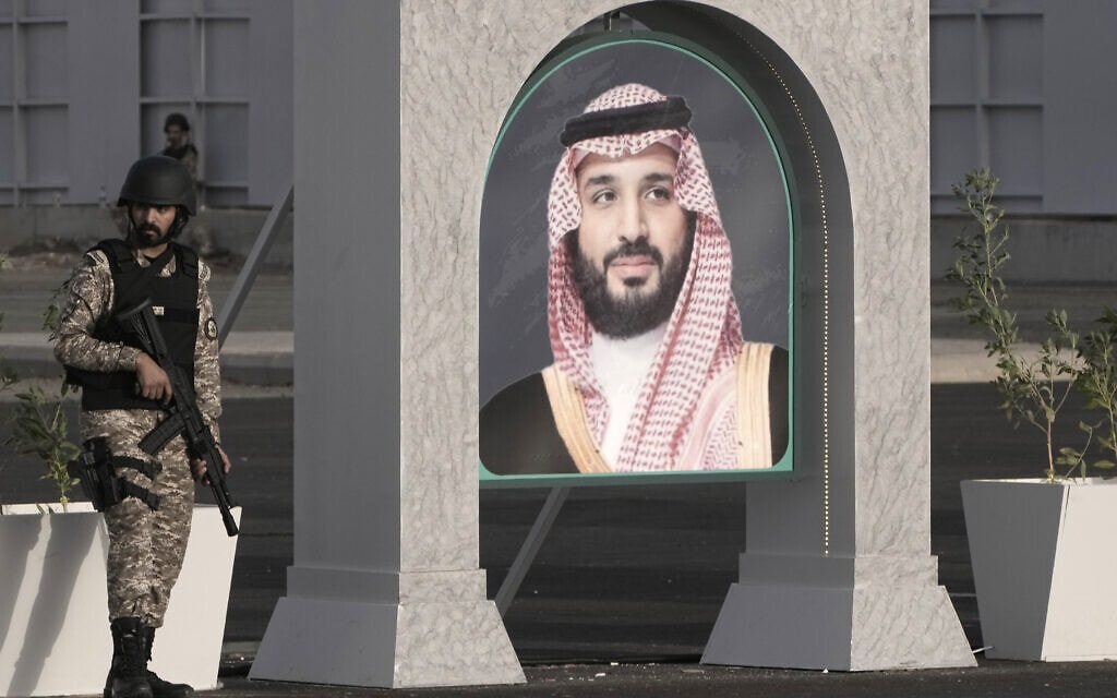 תמונתו של יורש העצר מוחמד בן סלמאן במכה, ערב הסעודית (צילום: AP Photo/Amr Nabil)