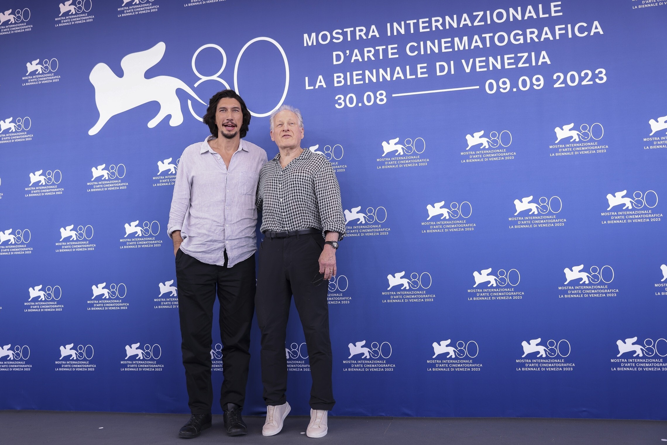 מייקל מאן ואדם דרייבר על השטיח האדום בפרמיירה של &quot;פרארי&quot; בפסטיבל ונציה, 31 באוגוסט 2023 (צילום: Vianney Le Caer/Invision/AP)