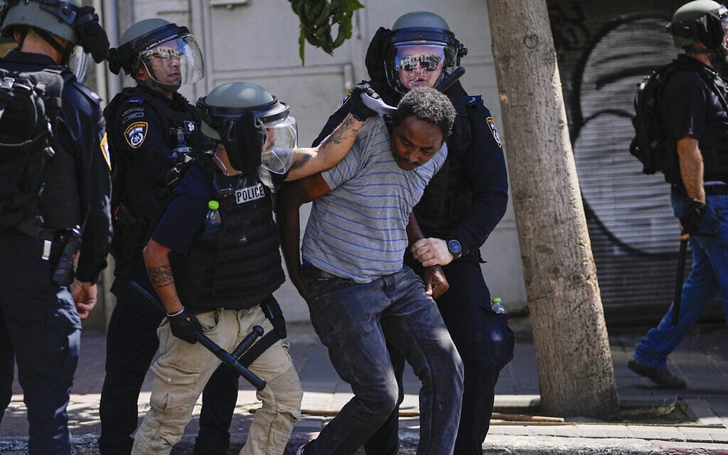 שוטרים עוצרים מפגין אריתראי בדרום ת"א, 2 בספטמבר 2023 (צילום: AP Photo/Ohad Zwigenberg)