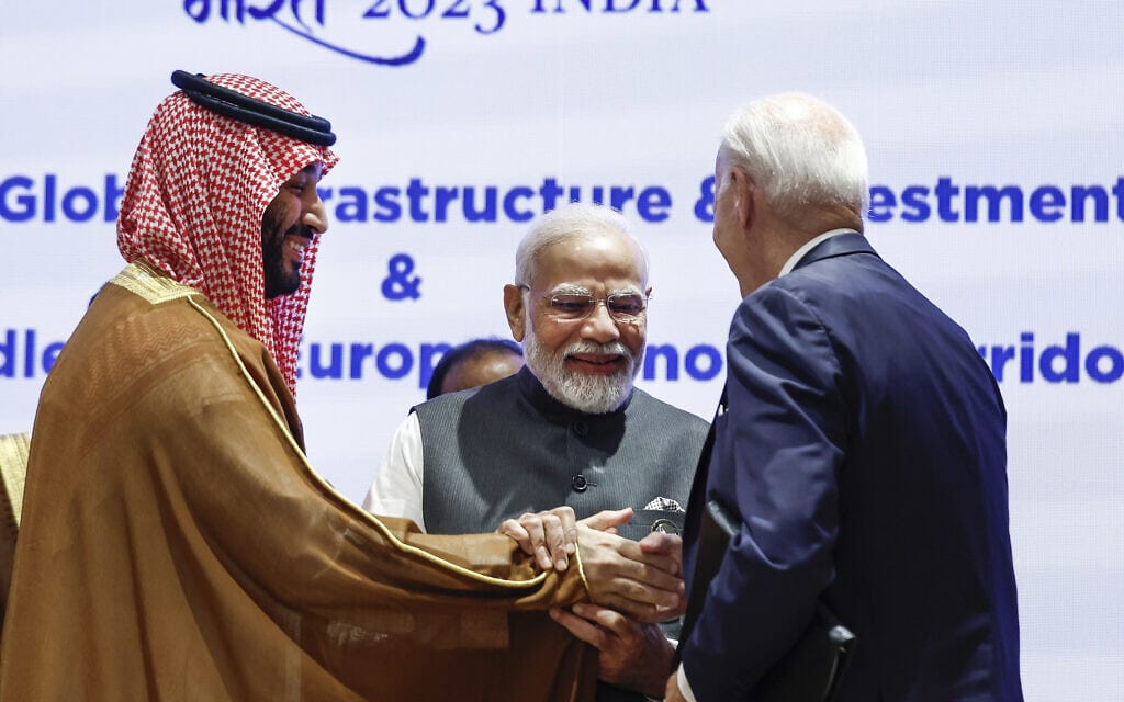 נשיא ארצות הברית ג&#039;ו ביידן (מימין), ראש ממשלת הודו נרנדרה מודי ויורש העצר וראש הממשלה של ערב הסעודית מוחמד בן סלמאן בפורום ה-G-20 בניו דלהי, 9 בספטמבר 2023 (צילום: AP Photo/Evelyn Hockstein)
