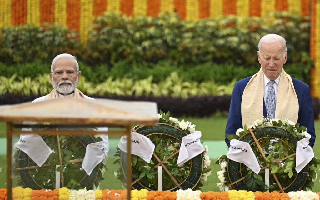 נשיא ארה&quot;ב ג&#039;ו ביידן וראש ממשלת הודו נרנדרה מודי באנדרטת הזיכרון של מהטמה גנדי בניו דלהי, 9 בספטמבר 2023 (צילום: AP Photo/Kenny Holston)