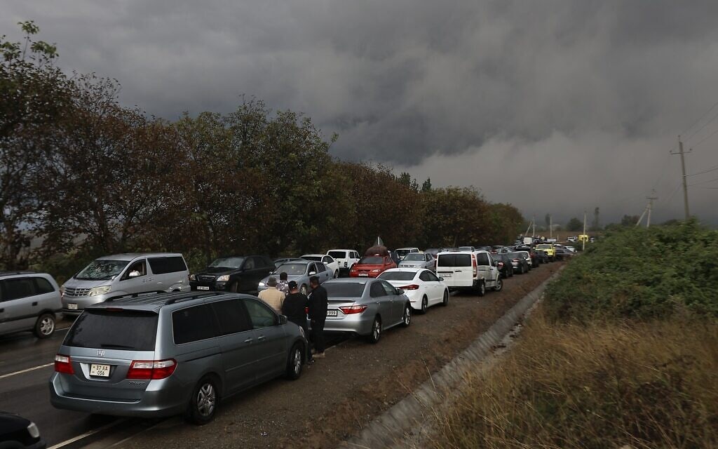 פקק של ארמנים הבורחים מנגורנו קרבך, 25 בספטמבר 2023 (צילום: AP Photo/Vasily Krestyaninov) פקק של ארמנים הבורחים מנגורנו קרבך, 25 בספטמבר 2023 (צילום: AP Photo/Vasily Krestyaninov)