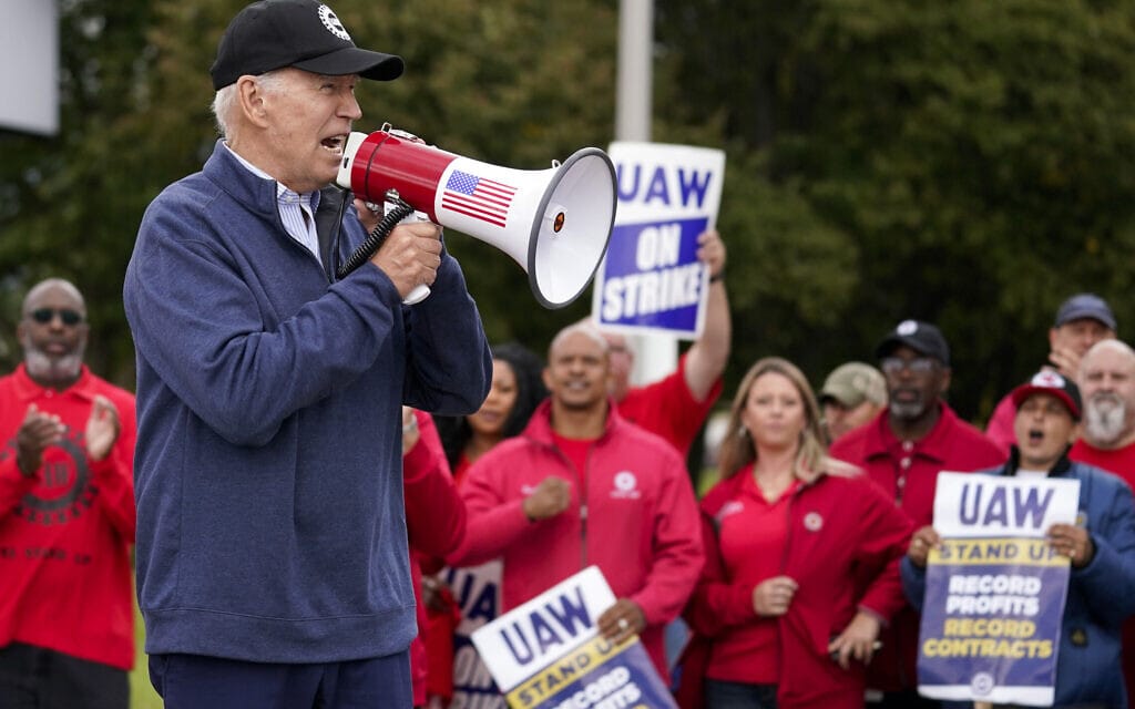 ג'ו ביידן מצטרף למשמרת השביתה של איגוד עובדי תעשיית הרכב במישיגן, 26 בספטמבר 2023 (צילום: AP Photo/Evan Vucci)