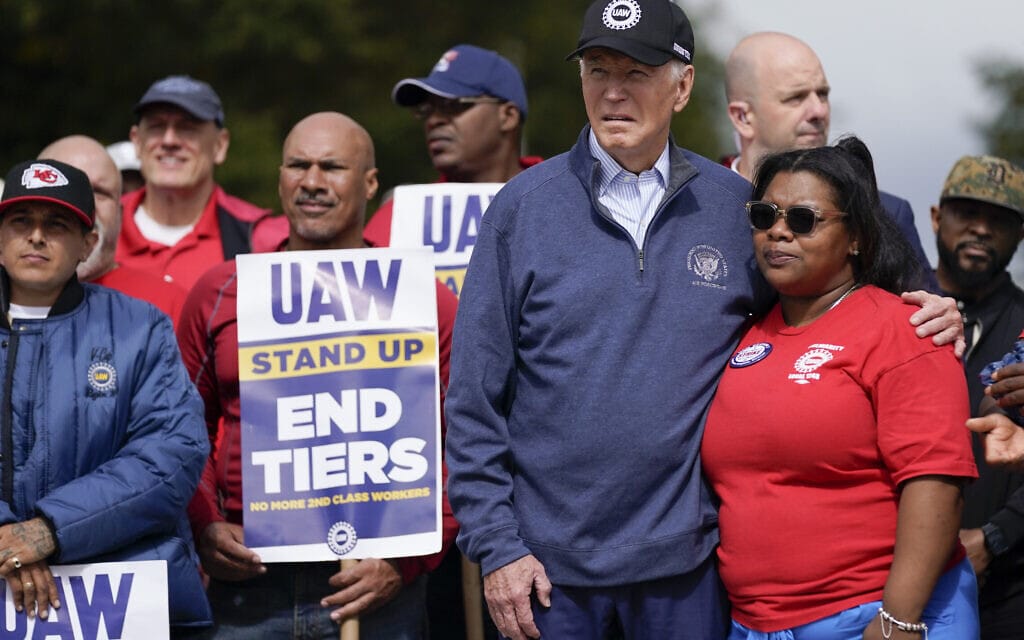 ג&#039;ו ביידן מצטרף למשמרת השביתה של איגוד עובדי תעשיית הרכב במישיגן, 26 בספטמבר 2023 (צילום: AP Photo/Evan Vucci)