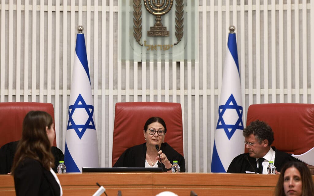 נשיאת בית המשפט העליון אסתר חיות והשופט יצחק עמית, 28 בספטמבר 2023 (צילום: Menahem Kahana/Pool Photo via AP)