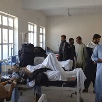 פצועים, שנפגעו בפיגוע שאירע במחוז בלוצ'יסטן, שבדרום מערב המדינה, מקבלים טיפול בבית חולים, 29 בספטמבר 2023 (צילום: District Police Office via AP)