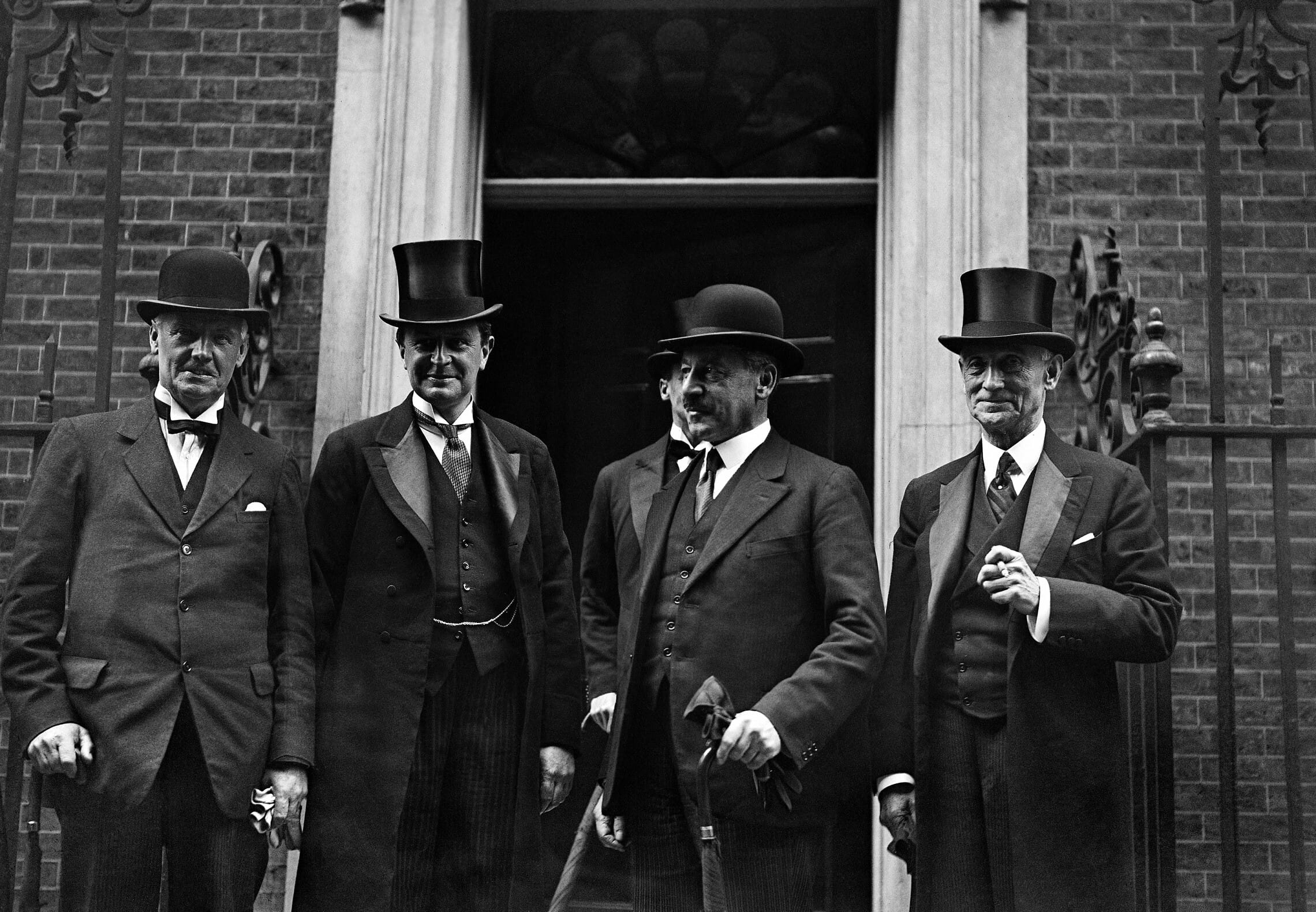 חברי המפלגה הליברלית הבריטית, בהם שר הפנים הרברט סמואל (שני מימין), לונדון, 26 באוגוסט 1931 (צילום: AP Photo/Bead)