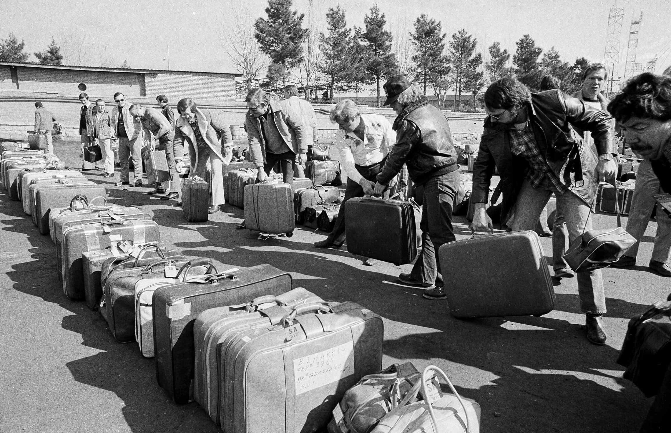 אמריקאים בשדה התעופה בטהרן עוזבים את איראן בחופזה, 6 בפברואר 1979 (צילום: AP Photo/Michel Lipchitz)