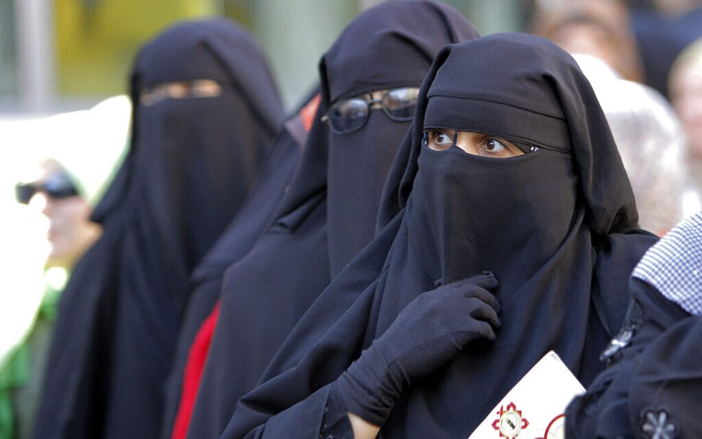 נשים מצריות עוטות ניקאב (צילום: AP Photo/Amr Nabil)