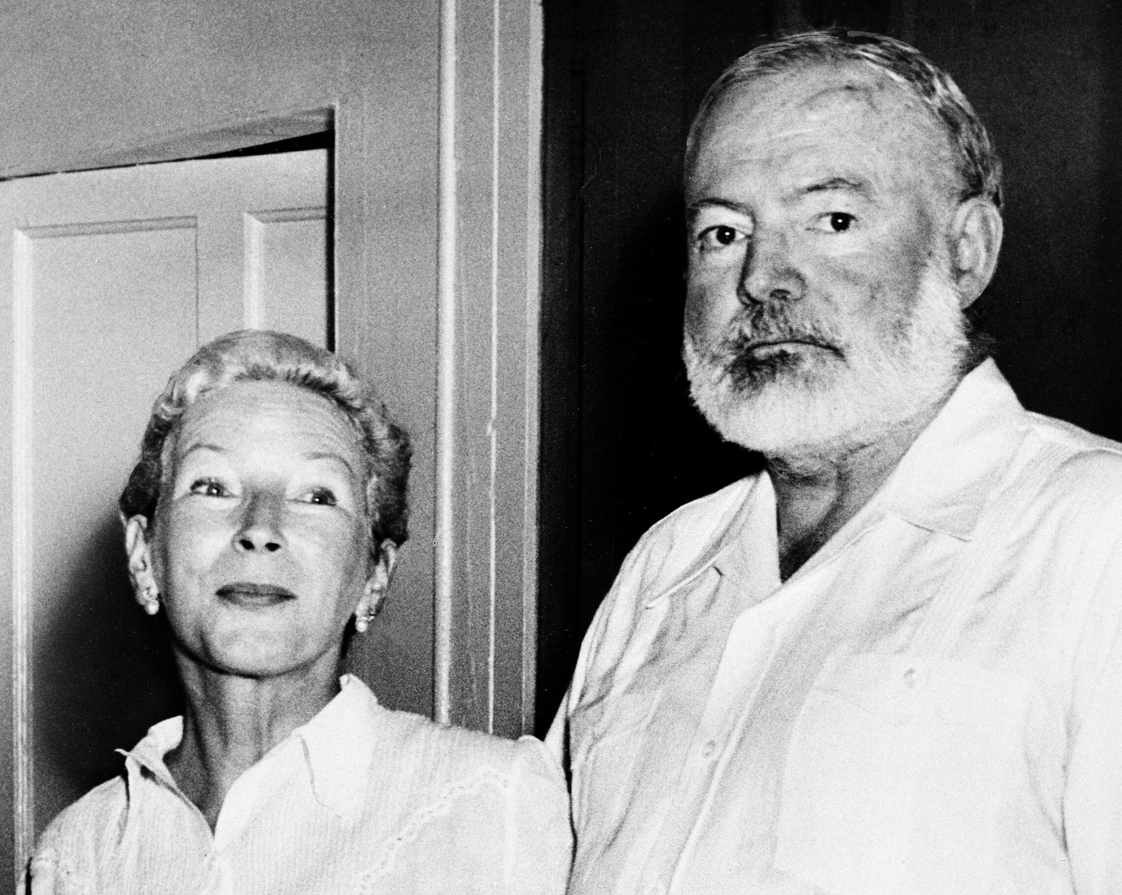 ארנסט המינגוויי ואשתו הרביעית מרי וולש, 28 באוקטובר 1954 (צילום: AP)