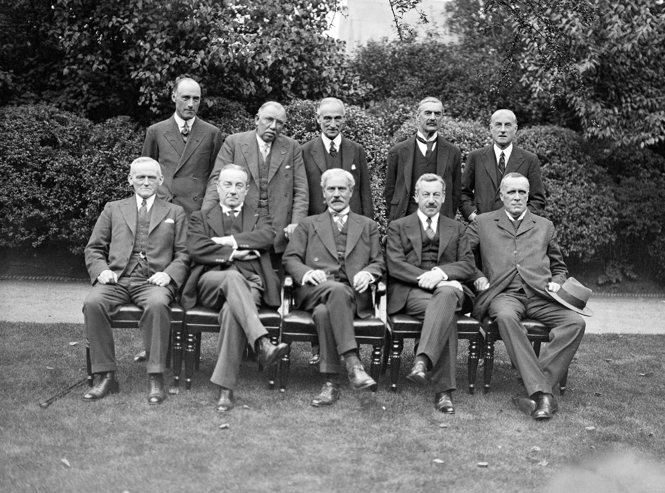 חברי הממשלה הבריטית החדשה, בהם הרברט סמואל, נפגשים עם ראש הממשלה רמזי מקדונלד, לונדון, 8 בספטמבר 1931 (צילום: AP)