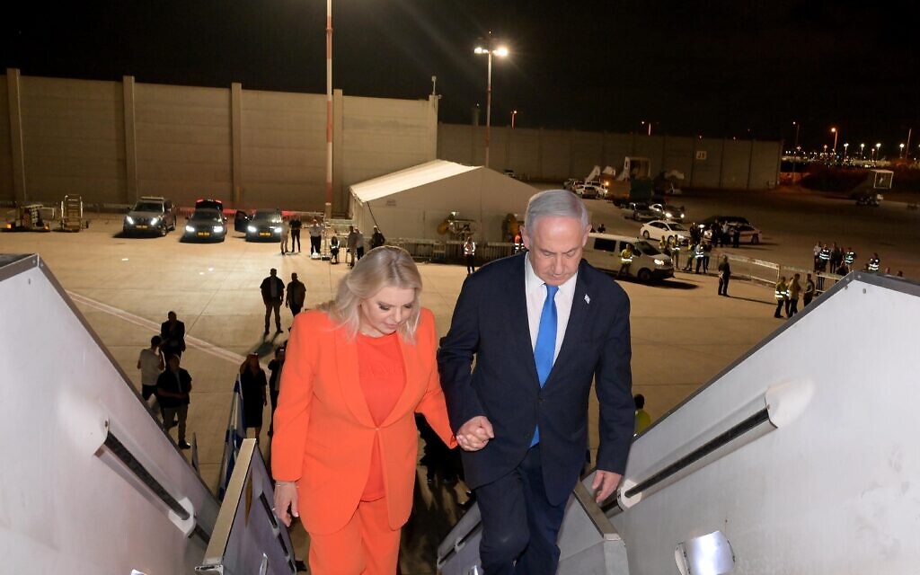 ראש הממשלה בנימין נתניהו ורעייתו שרה עולים למטוס בדרך לארה"ב, 18 בספטמבר 2023 (צילום: אבי אוחיון/לע"מ)