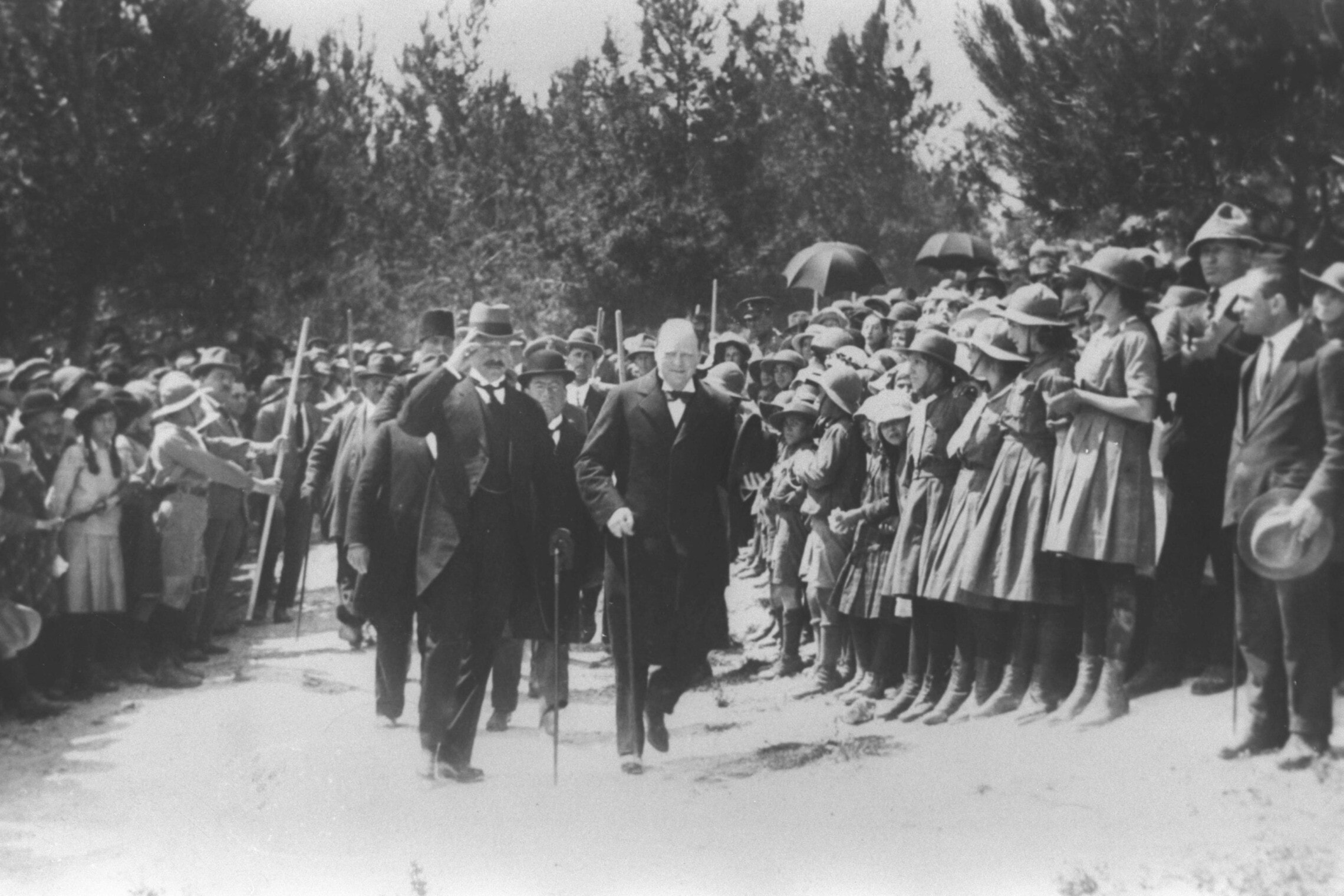 שר המושבות וינסטון צ&#039;רצ&#039;יל עם סר הרברט סמואל במהלך ביקור בירושלים, מרץ 1921 (צילום: רשות הציבור)