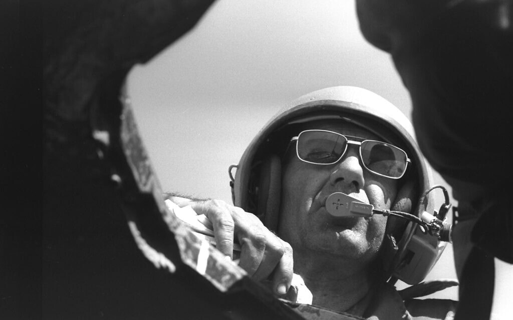 אלוף פיקוד דרום שמואל גונן (גורודיש) ביום הרביעי למלחמת יום הכיפורים, 10 באוקטובר 1973 (צילום: לע&quot;מ)