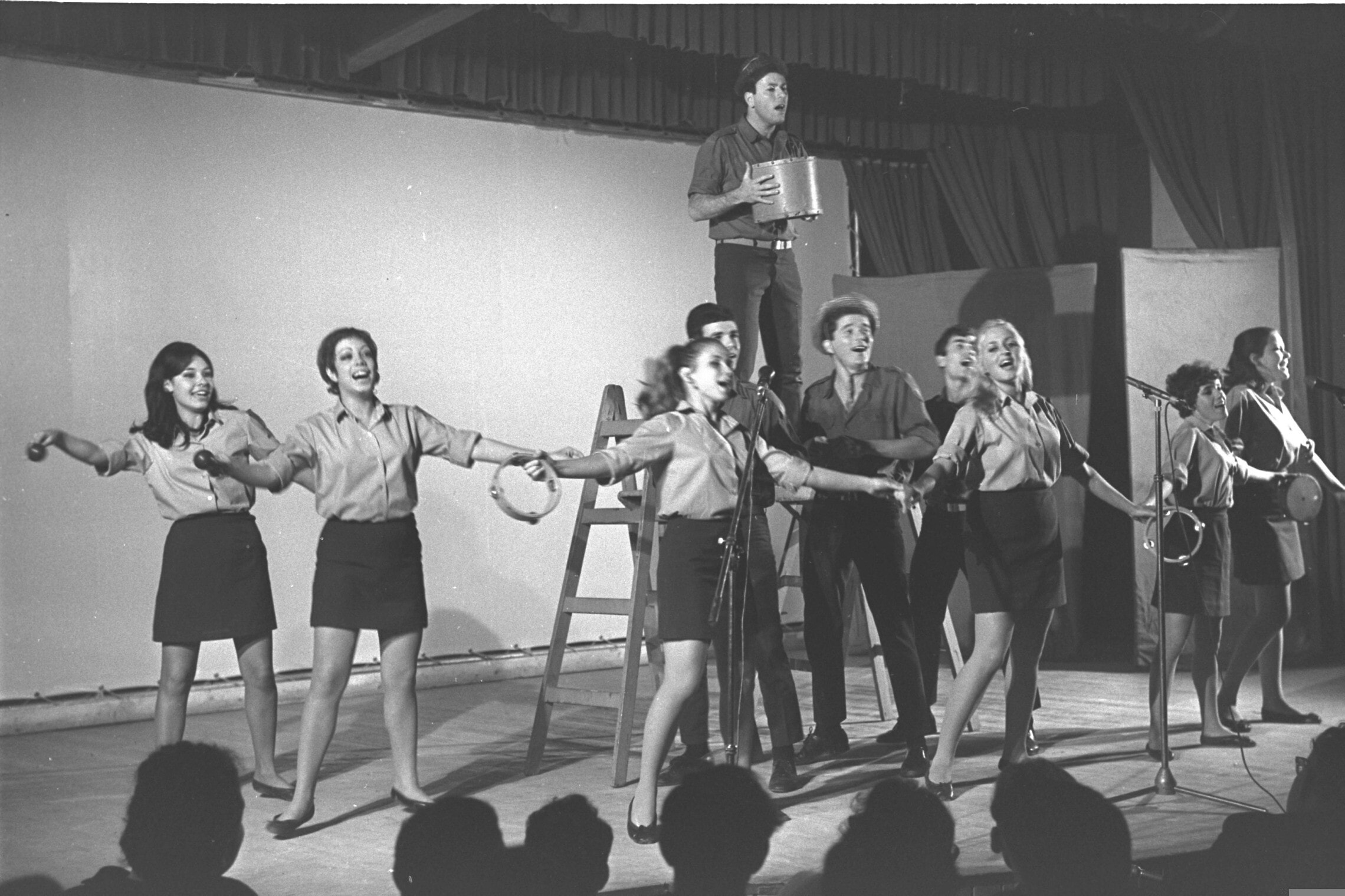 להקת הנח&quot;ל בשיר &quot;קרנבל&quot; בהופעה מול חיילי צה&quot;ל, 8 בדצמבר 1969. ירדנה ארזי משמאל, מירי אלוני במרכז (צילום: לע&quot;מ)