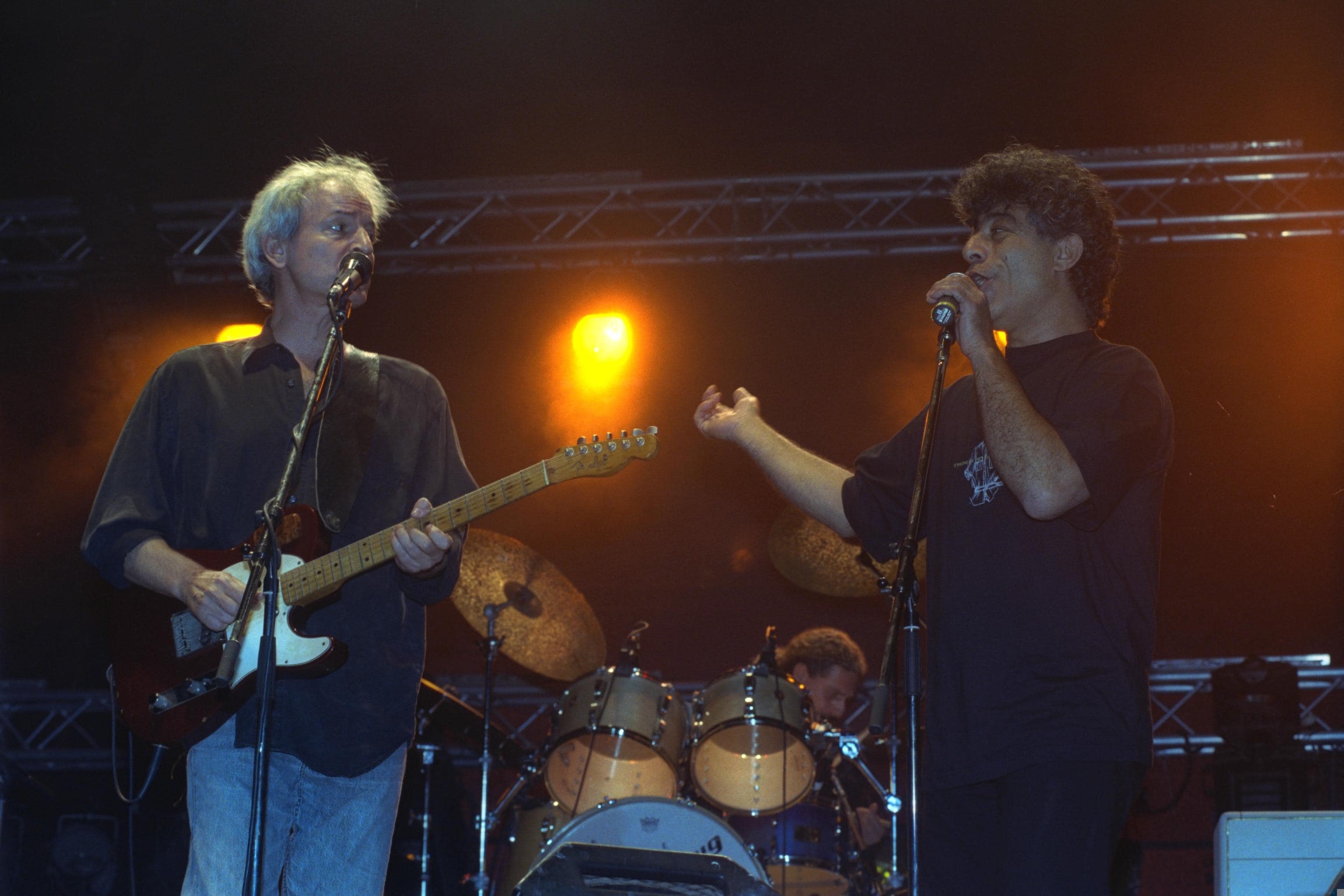 אריאל זילבר ושלום חנוך מופיעים ביחד בבריכת הסולטן בהופעת הפתיחה של פסטיבל ישראל, 30 במאי 1999 (צילום: עינת אנקר/לע&quot;מ)