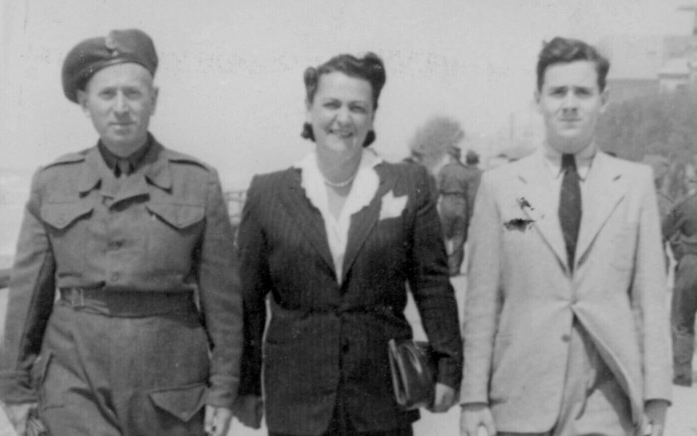 סבו וסבתו של דניאל פינקלשטיין דולו ולוסיה פינקלשטיין, עם אביו, לודוויק, אפריל 1945 (צילום: אוסף משפחת פינקלשטיין)