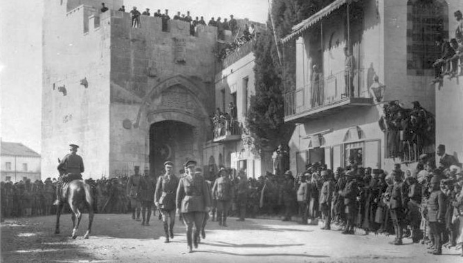 אדמונד אלנבי נכנס לירושלים ברגל, 1917 (צילום: רשות הציבור)