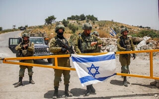 חיילים מאבטחים את הכניסה למאחז חומש, 28 במאי 2022. למצולמים אין קשר לכתבה (צילום: Nasser Ishtayeh/Flash90) חיילים מאבטחים את הכניסה למאחז חומש, 28 במאי 2022. למצולמים אין קשר לכתבה (צילום: Nasser Ishtayeh/Flash90)