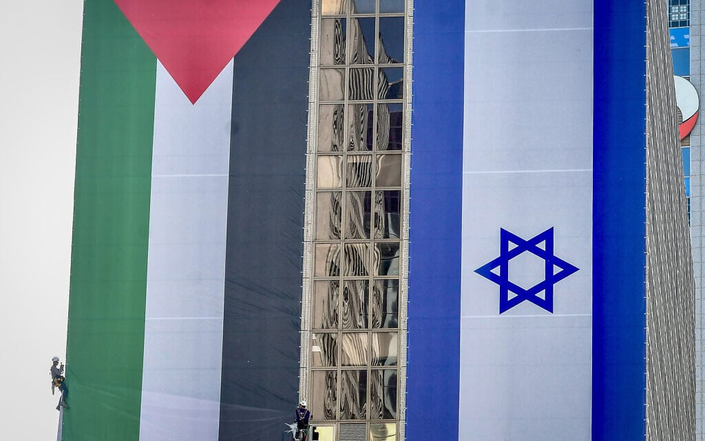 אילסוטרציה: דגל ישראל לצד דגל פלסטין (צילום: Avshalom Sassoni/Flash90)