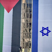 אילסוטרציה: דגל ישראל לצד דגל פלסטין (צילום: Avshalom Sassoni/Flash90)