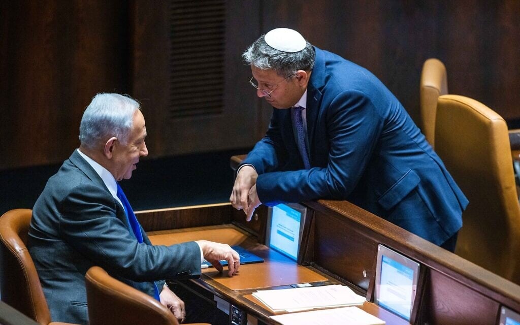 איתמר בן גביר ובנימין נתניהו במליאת הכנסת, יום לפני השבעת הממשלה. 28 בצדמבר 2022 (צילום: אוליבייה פיטוסי/פלאש90)