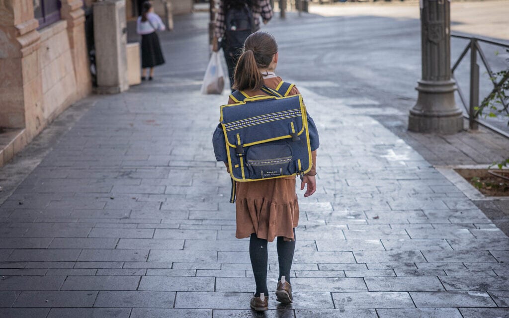 תלמידה בדרכה לבית הספר בשכונת מאה שערים בירושלים, 30 באוגוסט 2023 (צילום: חיים גולדברג / פלאש 90) תלמידה בדרכה לבית הספר בשכונת מאה שערים בירושלים, 30 באוגוסט 2023 (צילום: חיים גולדברג / פלאש 90)