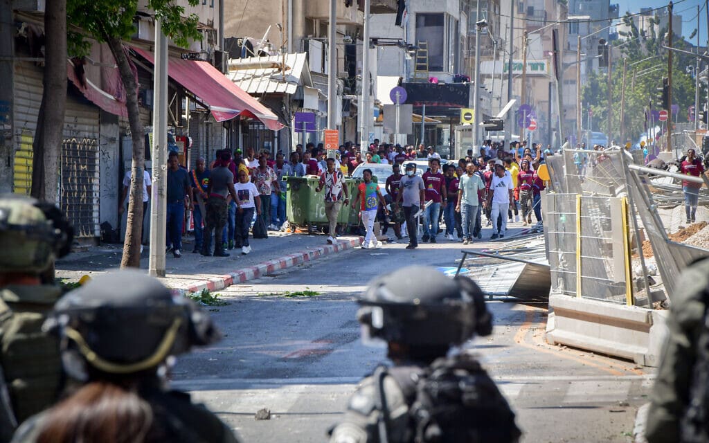 .משטרה מתעמתת עם מבקשי ממקלט שהתפרעו בתל אביב, ספטמבר 2023 (צילום: Avshalom Sassoni/Flash90)