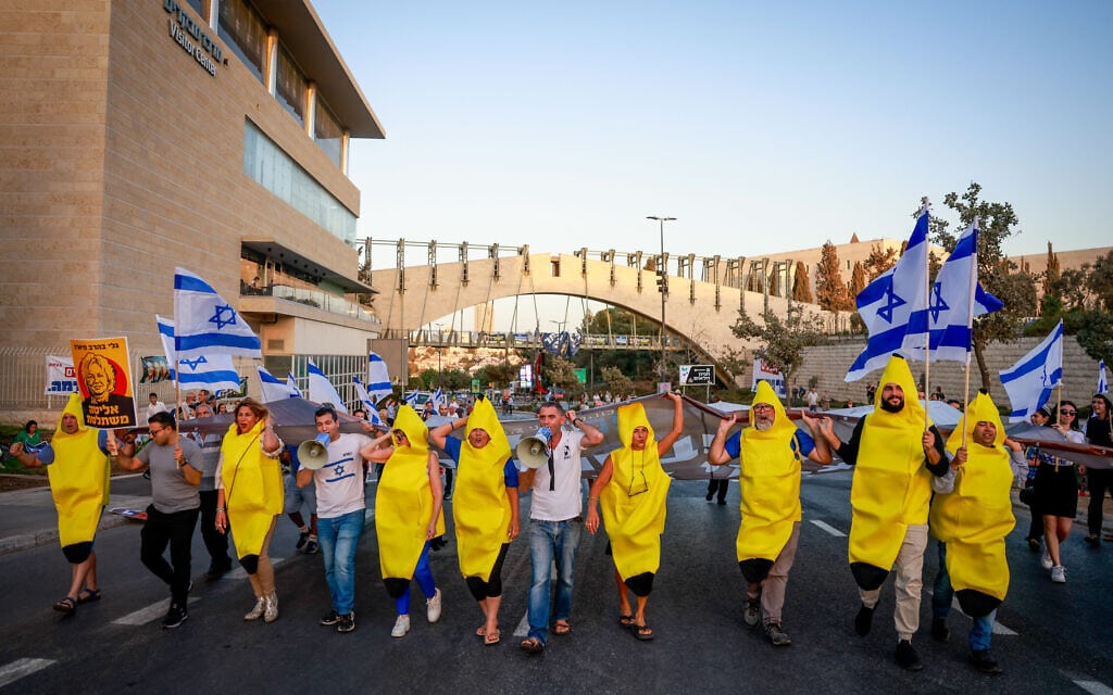 הפגנת הימין בעד המהפכה המשפטית מול בית המשפט העליון. 7 בספטמבר 2023 (צילום: Chaim Goldberg/Flash90) הפגנת הימין בעד המהפכה המשפטית מול בית המשפט העליון. 7 בספטמבר 2023 (צילום: Chaim Goldberg/Flash90)
