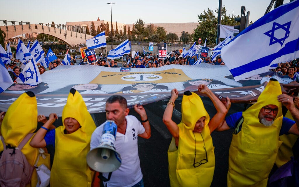 הפגנת ימין בעד המהפכה המשפטית מול בית המשפטית העליון בירושלים. 7 בספטמבר 2023 (צילום: Chaim Goldberg/Flash90) הפגנת ימין בעד המהפכה המשפטית מול בית המשפטית העליון בירושלים. 7 בספטמבר 2023 (צילום: Chaim Goldberg/Flash90)
