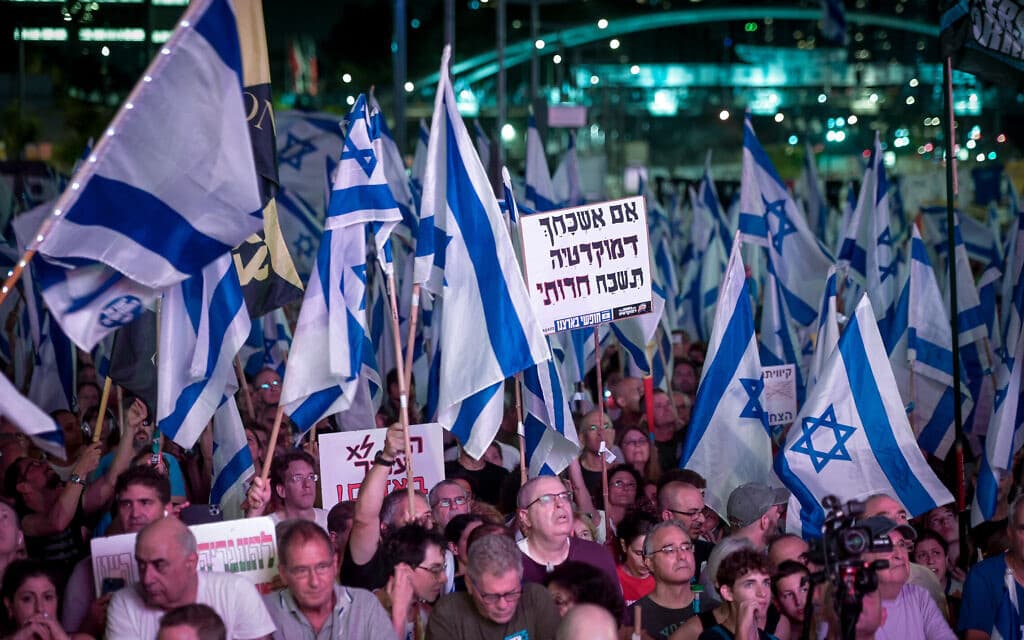 מפגינים מוחים בתל אביב נגד המהפכה המשפטית, 9 בספטמבר 2023 (צילום: אבשלום ששוני/פלאש 90)