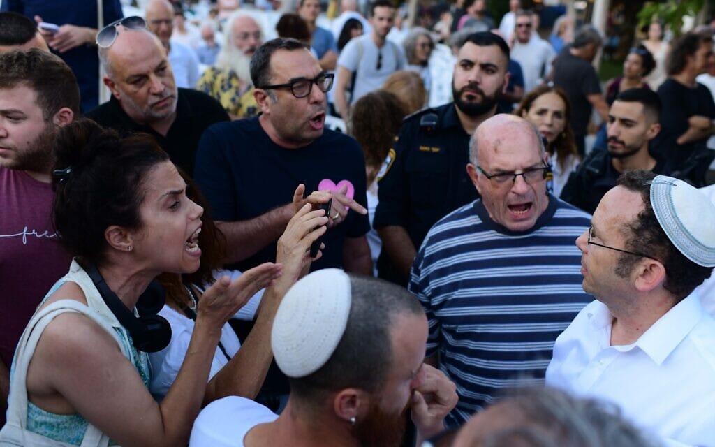 עימותים בין אנשי "ראש יהודי" שניסו לקיים תפילה בהפרדה מגדרית בכיכר דיזנגוף לבין התושבים החילונים באזור בערב יום הכיפורים, 24 בספטמבר 2023 (צילום: Tomer Neuberg/Flash 90)