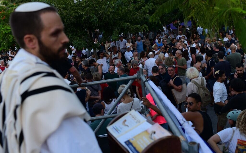 עימותים בין אנשי &quot;ראש יהודי&quot; שניסו לקיים תפילה בהפרדה מגדרית בכיכר דיזנגוף לבין התושבים החילונים באזור בערב יום הכיפורים, 24 בספטמבר 2023 (צילום: תומר נויברג/פלאש90)
