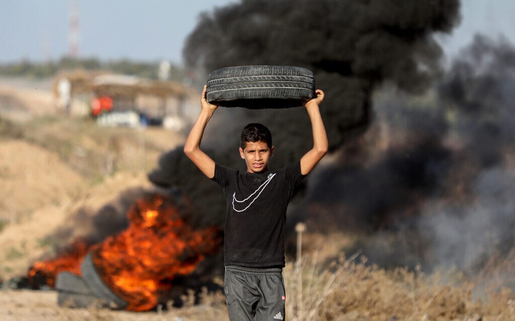 פלסטינים מעזה מבעירים צמיגים על הגבול עם ישראל, 24 בספטמבר 2023 (צילום: Yousef Mohammed/Flash90)