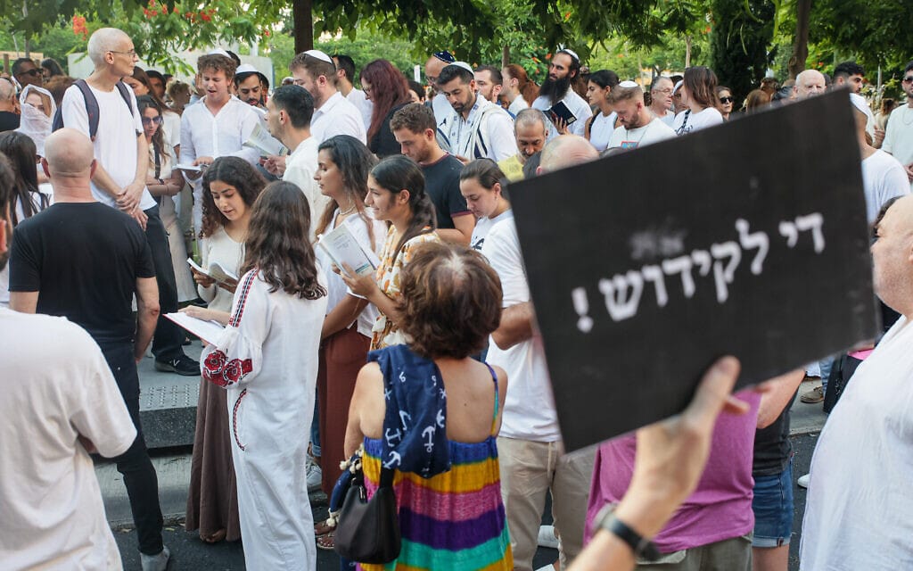 עימותים בין אנשי "ראש יהודי" שניסו לקיים תפילה בהפרדה מגדרית בכיכר דיזנגוף לבין התושבים החילונים באזור בערב יום הכיפורים, 24 בספטמבר 2023 (צילום: איתי רון/פלאש90)