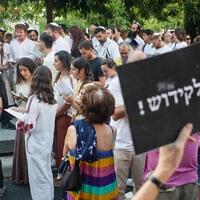 עימותים בין אנשי "ראש יהודי" שניסו לקיים תפילה בהפרדה מגדרית בכיכר דיזנגוף לבין התושבים החילונים באזור בערב יום הכיפורים, 24 בספטמבר 2023 (צילום: איתי רון/פלאש90)