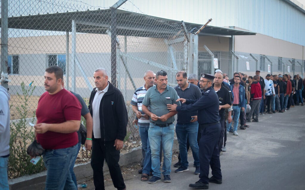 פועלים פלסטינים ממתינים במעבר ארז ביציאה מרצועת עזה. 28 בספטמבר 2023 (צילום: Atia Mohammed/Flash90)