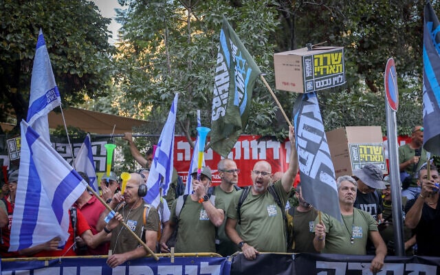 מחאת "אחים לנשק" מחוץ למעון רה"מ בירושלים. 28 בספטמבר 2023 (צילום: Chaim Goldberg/Flash90) מחאת "אחים לנשק" מחוץ למעון רה"מ בירושלים. 28 בספטמבר 2023 (צילום: Chaim Goldberg/Flash90)
