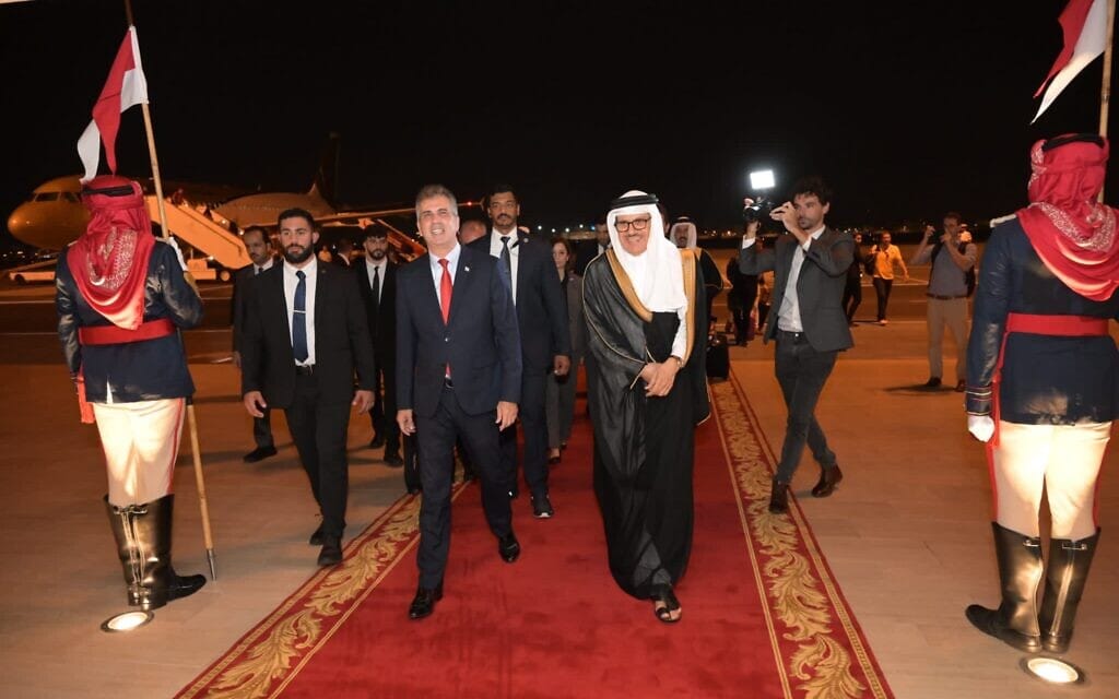 שר החוץ של בחריין עבד א-לטיף א-זיאני מקבל את פניו של שר החוץ אלי כהן בשדה התעופה במנאמה, 3 בספטמבר 2023 (צילום: שלומי אמסלם/משרד החוץ)