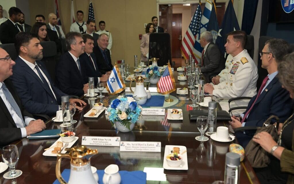 שר החוץ אלי כהן (במרכז השולחן משמאל) וסגן האדמירל בראד קופר (במרכז מימין) בעת ביקור בבסיס הצי החמישי בבחריין, 4 בספטמבר 2023 (צילום: שלומי אמסלם/משרד החוץ)