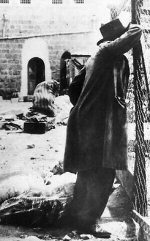גבר יהודי אחרי הטבח בחברון ב־1929 (צילום: רשות הציבור)