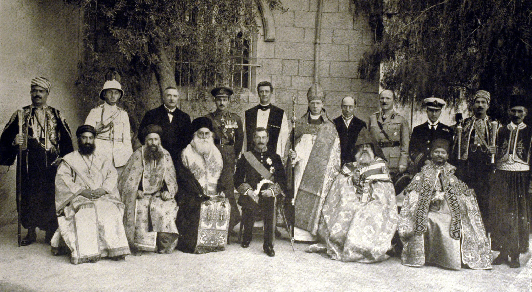 הרברט סמואל (יושב במרכז) עם מנהיגי כנסיות בירושלים ופקידים בריטים, 1922 (צילום: רשות הציבור)