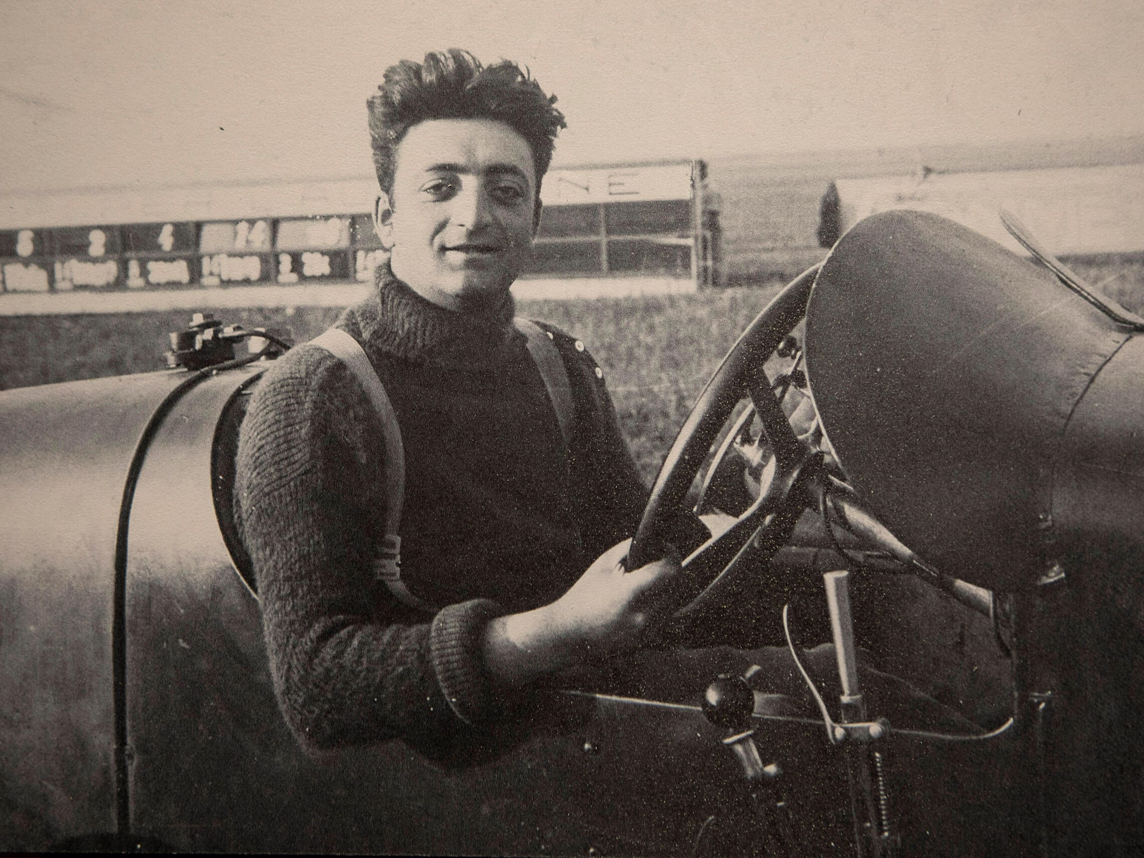 אנצו פרארי בתחילת הקריירה שלו כנהג מרוצים של אלפא-רומאו, 1922 (צילום: ilpo musto / Alamy)