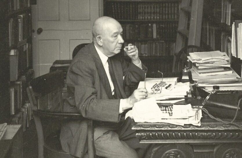 אלפרד וינר בחדר העבודה שלו (צילום: ספריית השואה על שם וינר)